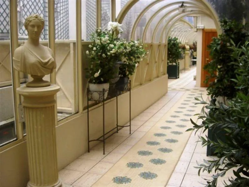 Отель Royal Garden Champs-elysees