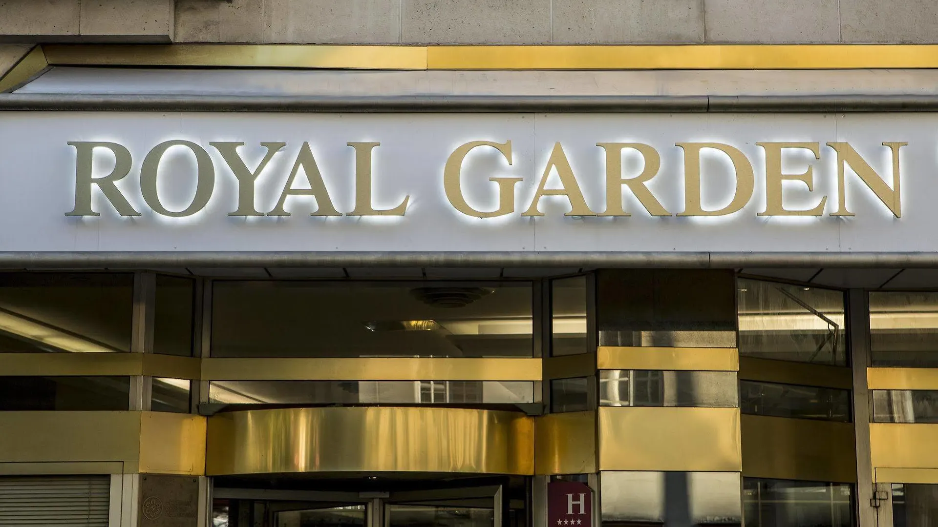 Отель Royal Garden Champs-elysees