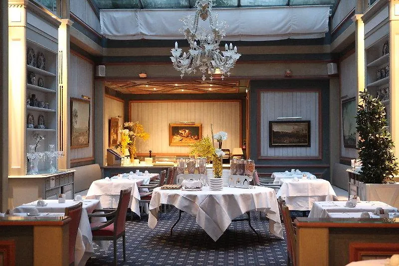 Hotel Royal Garden Champs-elysees